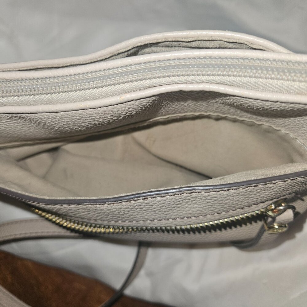 Liz Claiborne beige or tan purse with long straps so could be worn crossbody M - Picture 6 of 9
